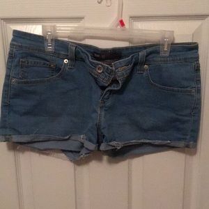 Women’s Levi denim shorts, 3.5” inseam